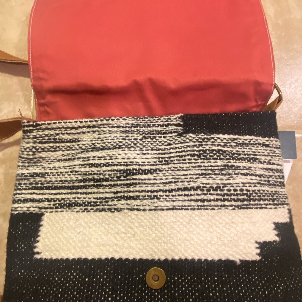 Western Style Handbag - Picture 7 of 16